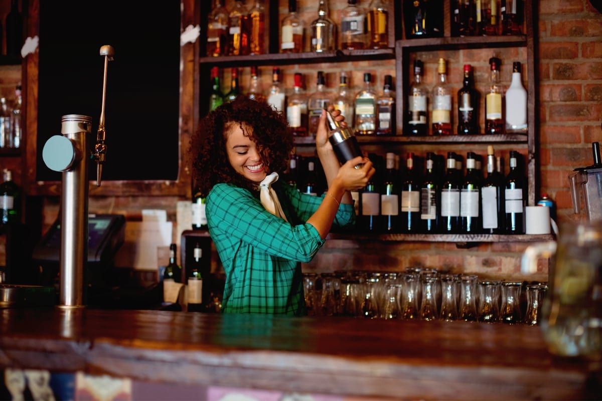6 Tips on How to Bartend Like a Pro